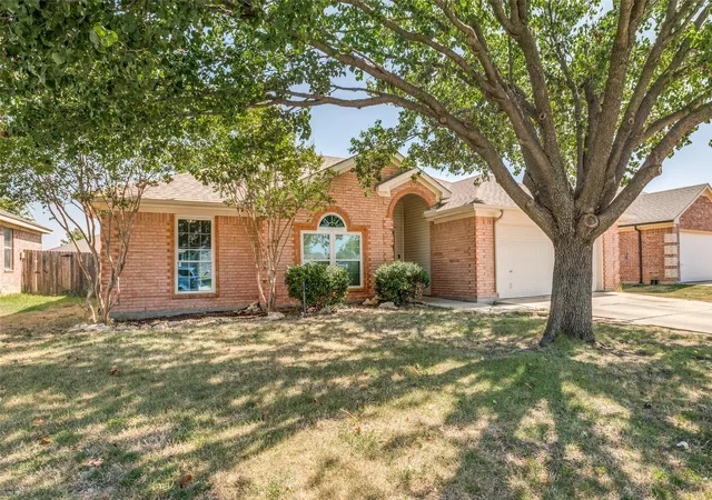 Photo 2 of Single family home for sale at 540 Cambridge Dr, Saginaw, TX 76179 | MLS# 21364838 | Listing updated on 2026-10-05