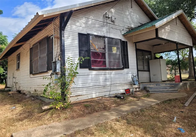 Photo 2 of Single family home for sale at 1020 Ne 8th, Paris, TX 75460 | MLS# 21365692 | Listing updated on 2026-09-13