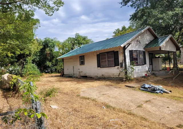 Photo 3 of Single family home for sale at 1020 Ne 8Th, Paris, TX 75460 | MLS# 21365692 | Listing updated on 2026-09-13