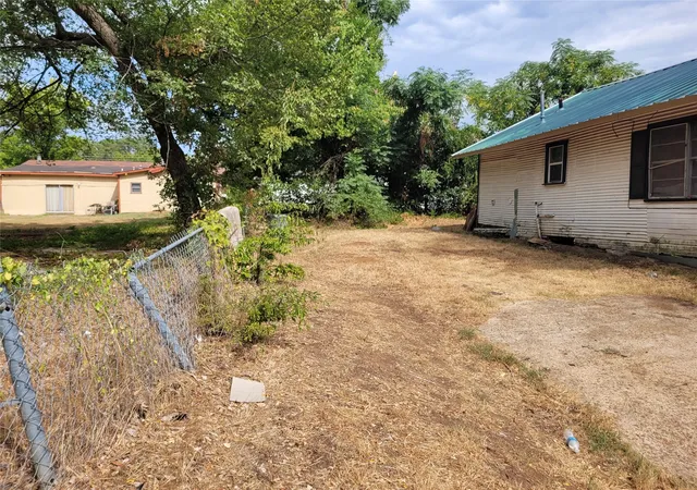 Photo 4 of Single family home for sale at 1020 Ne 8Th, Paris, TX 75460 | MLS# 21365692 | Listing updated on 2026-09-13