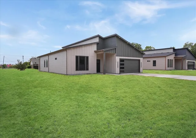Photo 3 of Single family home for sale at 108 W Dogwood Trl, Fate, TX 75087 | MLS# 21349416 | Listing updated on 2026-09-21