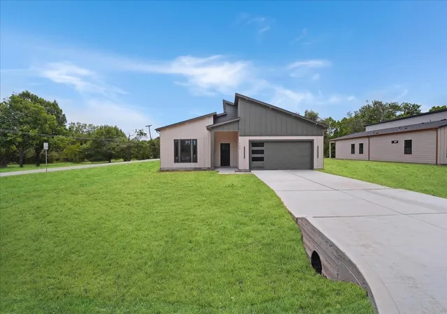 Photo 4 of Single family home for sale at 108 W Dogwood Trl, Fate, TX 75087 | MLS# 21349416 | Listing updated on 2026-09-21