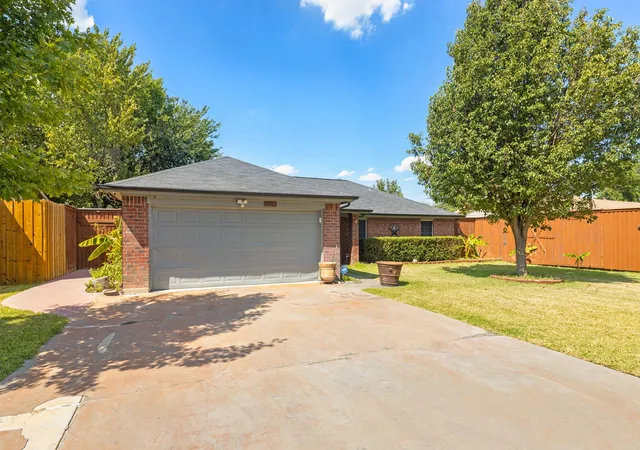 Photo 2 of Sale Pending at 2505 Cloverdale St, Arlington, TX 76010 | MLS# 21367351 | Listing updated on 2026-09-08