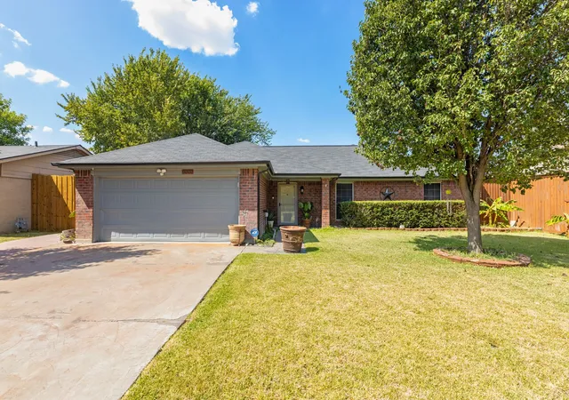 Photo 3 of Sale Pending at 2505 Cloverdale St, Arlington, TX 76010 | MLS# 21367351 | Listing updated on 2026-09-08