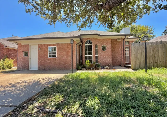 Photo 1 of Single family home for sale at 405 Odell St, Cleburne, TX 76033 | MLS# 21363537 | Listing updated on 2026-09-11