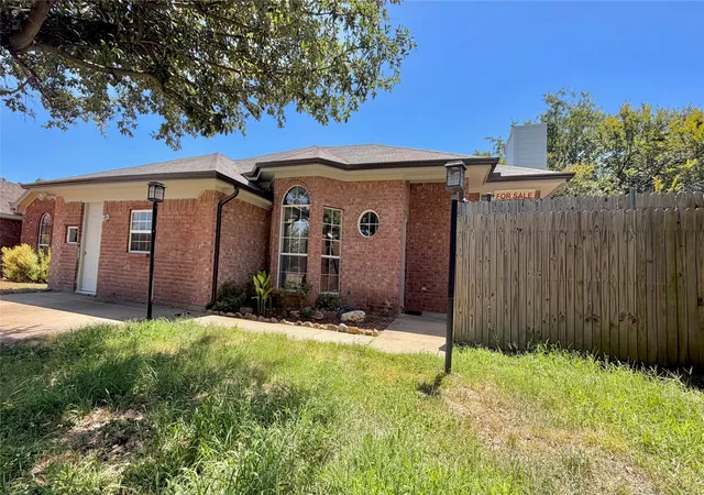 Photo 2 of Single family home for sale at 405 Odell St, Cleburne, TX 76033 | MLS# 21363537 | Listing updated on 2026-09-11