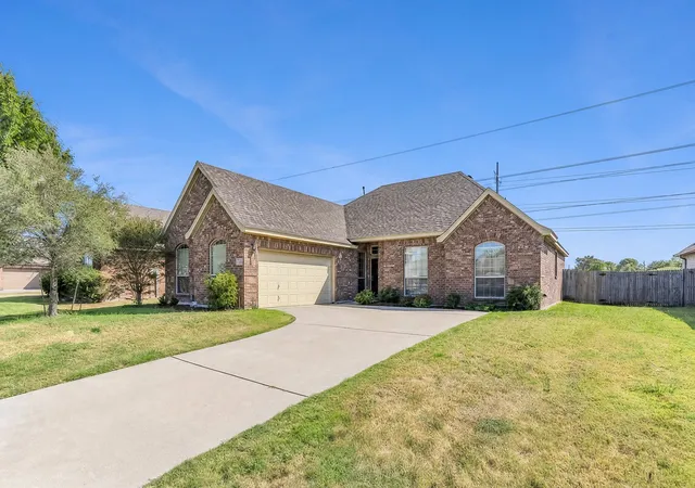 Photo 1 of Sale Pending at 212 Goldeneye Dr, De Soto, TX 75115 | MLS# 21367227 | Listing updated on 2026-09-09