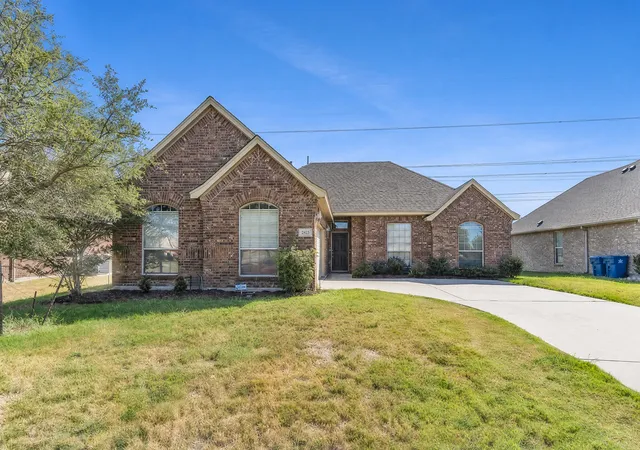 Photo 2 of Sale Pending at 212 Goldeneye Dr, De Soto, TX 75115 | MLS# 21367227 | Listing updated on 2026-09-09