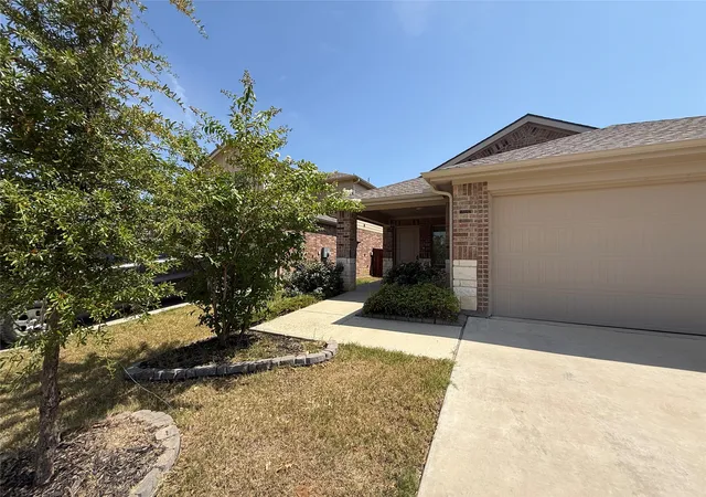 Photo 3 of Sale Pending at 124 Greengate Dr, Boyd, TX 76023 | MLS# 21367403 | Listing updated on 2026-09-10
