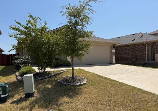 Photo 3 of Sale Pending at 124 Greengate Dr, Boyd, TX 76023 | MLS# 21367403 | Listing updated on 2026-09-10