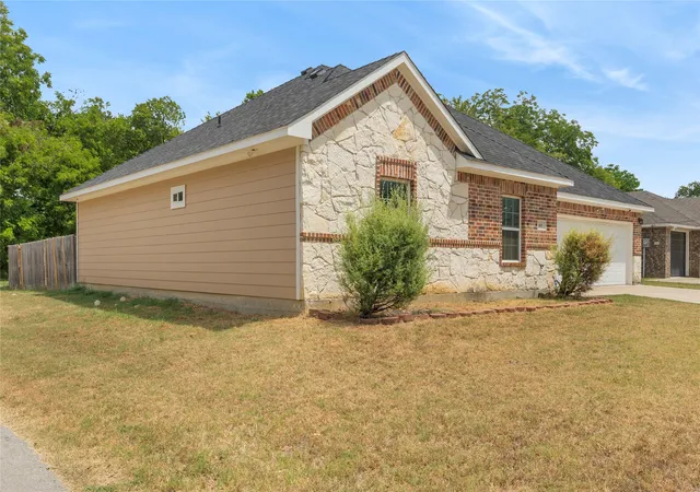 Photo 2 of Single family home for sale at 601 E Jefferson St, Waxahachie, TX 75165 | MLS# 21367147 | Listing updated on 2026-09-13