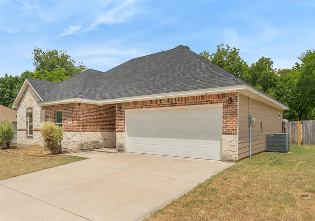 Photo 3 of Single family home for sale at 601 E Jefferson St, Waxahachie, TX 75165 | MLS# 21367147 | Listing updated on 2026-09-13