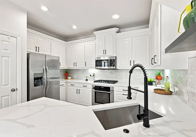 Photo 4 of Single family home for sale at 1324 Cog Hill Dr, Fort Worth, TX 76120 | MLS# 21364837 | Listing updated on 2026-09-21