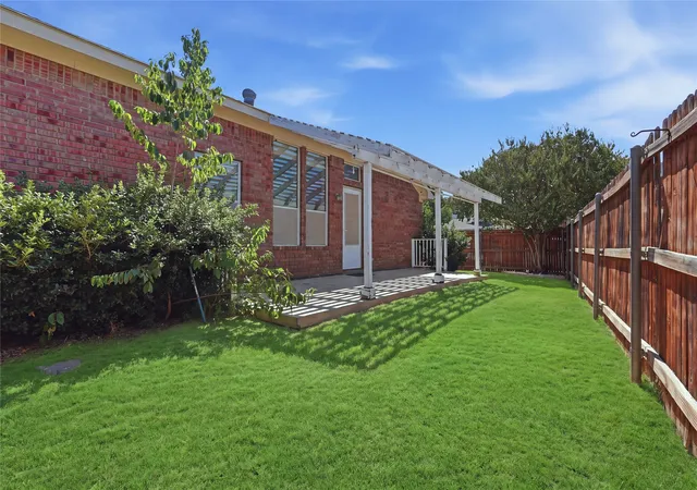 Photo 24 of Sale Pending at 1104 Deedee Creek Dr, Euless, TX 76040 | MLS# 21367344 | Listing updated on 2026-09-10