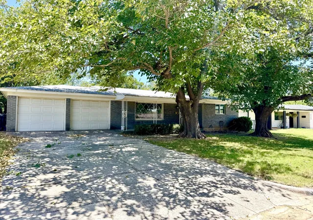 Photo 2 of Single family home for sale at 3912 Shawnee Trl, Lake Worth, TX 76135 | MLS# 21329202 | Listing updated on 2026-09-08