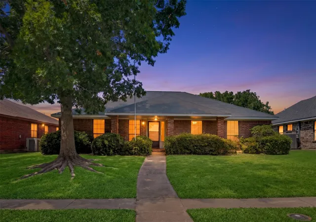 Photo 1 of Sale Pending at 821 Creek Valley Rd, Mesquite, TX 75181 | MLS# 21367301 | Listing updated on 2026-09-08