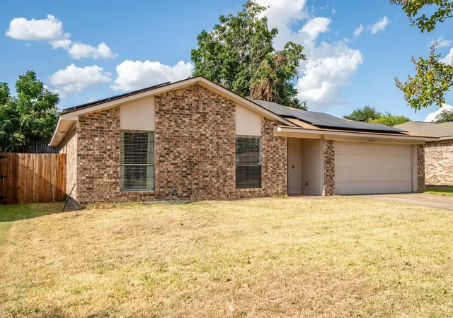 Photo 3 of Sale Pending at 2717 W Oakdale Rd, Irving, TX 75060 | MLS# 21365769 | Listing updated on 2026-09-14