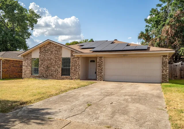 Photo 4 of Sale Pending at 2717 W Oakdale Rd, Irving, TX 75060 | MLS# 21365769 | Listing updated on 2026-09-14