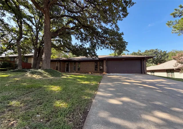 Photo 1 of Single family home for sale at 5804 Ridge Dr, Arlington, TX 76016 | MLS# 21367673 | Listing updated on 2026-09-08