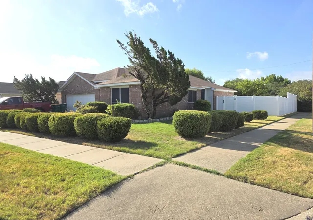 Photo 1 of Sale Pending at 801 Ragland, Cedar Hill, TX 75104 | MLS# 21367993 | Listing updated on 2026-09-14