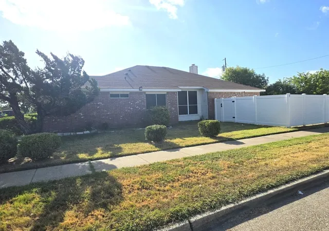 Photo 2 of Sale Pending at 801 Ragland, Cedar Hill, TX 75104 | MLS# 21367993 | Listing updated on 2026-09-14