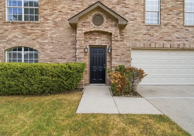 Photo 2 of Single family home for sale at 1512 Yellowbird Ct, De Soto, TX 75115 | MLS# 21366327 | Listing updated on 2026-09-11