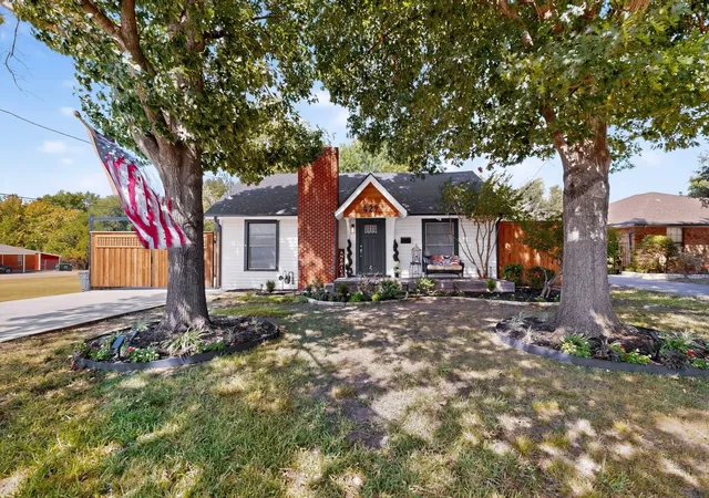 Single family home for sale at 429 S Walker St, Mesquite, TX 75149 | MLS# 21365680