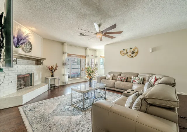 Photo 2 of Single family home for sale at 6802 Silver Lake Dr, Rowlett, TX 75089 | MLS# 21367103 | Listing updated on 2026-09-13