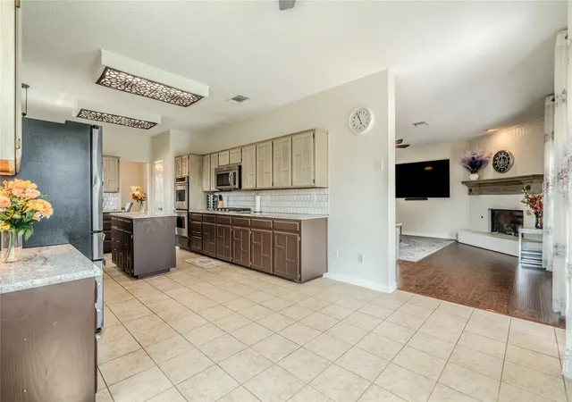 Photo 4 of Single family home for sale at 6802 Silver Lake Dr, Rowlett, TX 75089 | MLS# 21367103 | Listing updated on 2026-09-27