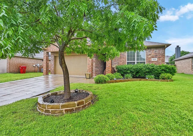 Photo 2 of Single family home for sale at 1512 Greenbrier Dr, Van Alstyne, TX 75495 | MLS# 21366263 | Listing updated on 2026-10-04