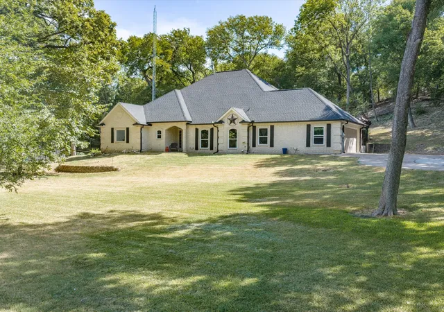 Photo 3 of Single family home for sale at 113 Oak Branch Ct, Waxahachie, TX 75167 | MLS# 21368163 | Listing updated on 2026-09-10