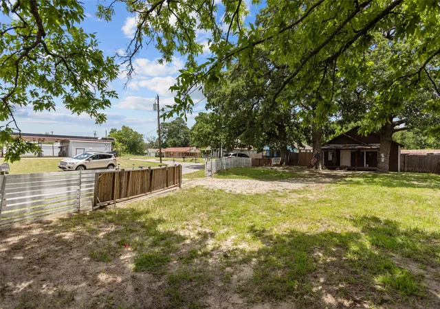 Photo 1 of Single family home for sale at 606 N Needmore St, Athens, TX 75751 | MLS# 21367032 | Listing updated on 2026-09-17
