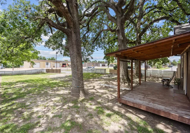 Photo 3 of Single family home for sale at 606 N Needmore St, Athens, TX 75751 | MLS# 21367032 | Listing updated on 2026-09-17