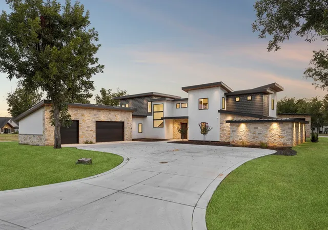 Photo 1 of Single family home for sale at 9003 King Air Dr, Granbury, TX 76049 | MLS# 21360149 | Listing updated on 2026-09-10