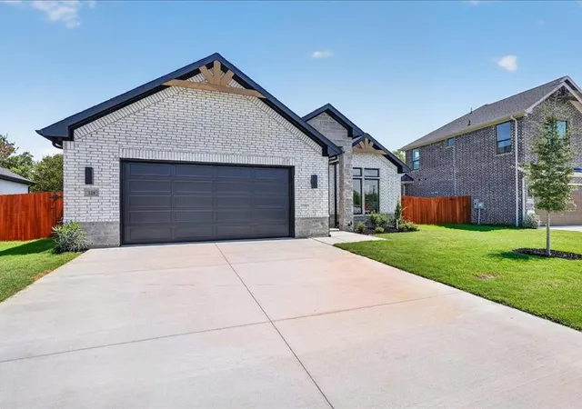 Photo 2 of Single family home for sale at 118 Emma St, Red Oak, TX 75154 | MLS# 21364740 | Listing updated on 2026-09-13