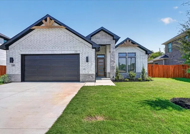 Photo 3 of Single family home for sale at 118 Emma St, Red Oak, TX 75154 | MLS# 21364740 | Listing updated on 2026-09-13
