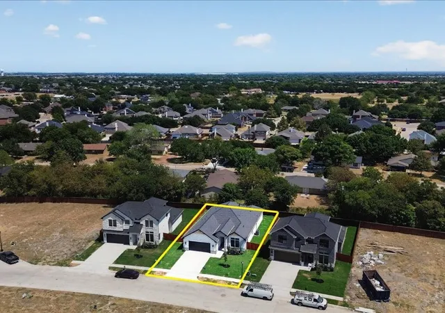 Photo 3 of Single family home for sale at 118 Emma St, Red Oak, TX 75154 | MLS# 21364740 | Listing updated on 2026-09-13