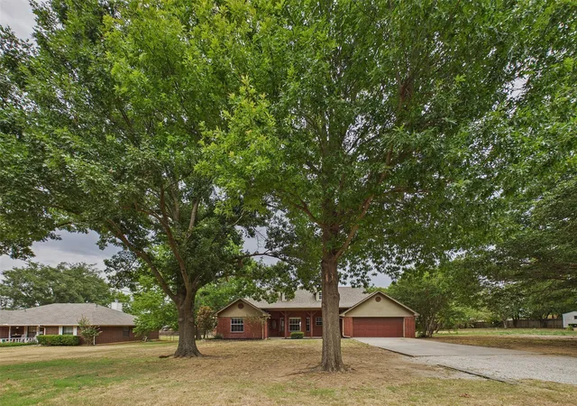 Photo 3 of Sale Pending at 616 W Walcott St, Pilot Point, TX 76258 | MLS# 21365378 | Listing updated on 2026-09-29