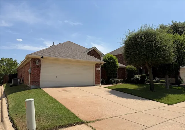 Photo 2 of Single family home for sale at 7806 Quiet Waters Dr, Arlington, TX 76016 | MLS# 21368225 | Listing updated on 2026-09-22