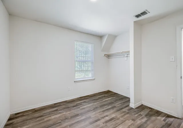 Photo 4 of House for sale at 2005-2007 Jb Jackson Jr Blvd, Dallas, TX 75210 | MLS# 21365261 | Listing updated on 2026-09-08