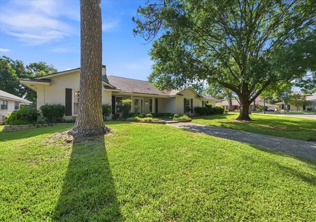 Photo 2 of Single family home for sale at 3113 Westador Dr, Arlington, TX 76015 | MLS# 21366813 | Listing updated on 2026-10-03