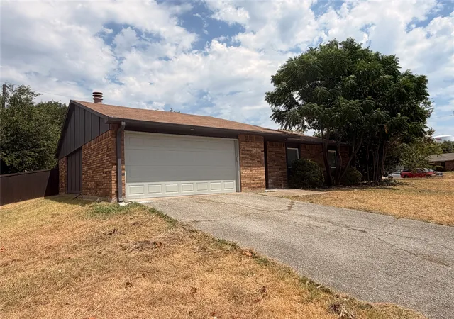 Photo 3 of Single family home for sale at 124 W Way Dr, Allen, TX 75002 | MLS# 21368370 | Listing updated on 2026-10-04