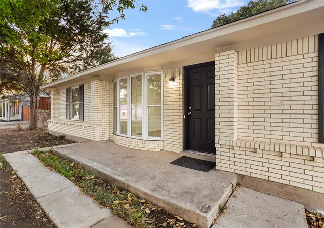 Photo 2 of Single family home for sale at 509 E Williamsburg Manor, Arlington, TX 76014 | MLS# 21367859 | Listing updated on 2026-09-13
