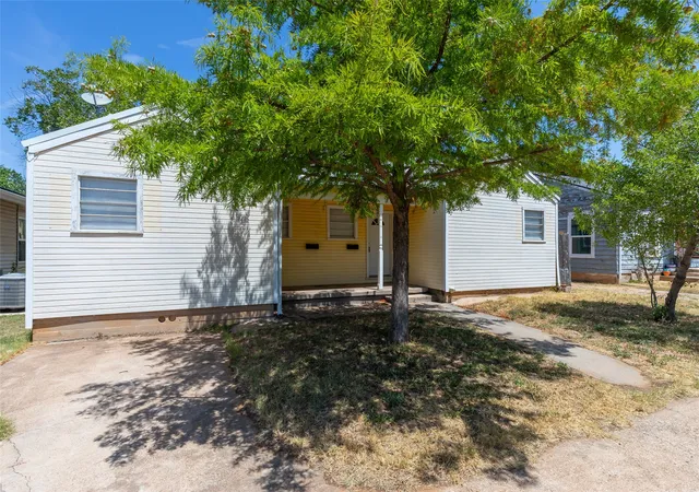 Photo 3 of House for sale at 710 E North 13Th St, Abilene, TX 79601 | MLS# 21364199 | Listing updated on 2026-09-24