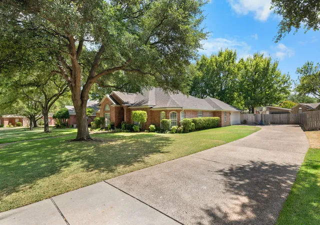 Photo 2 of Single family home for sale at 9604 Yellowstone Rd, Waco, TX 76712 | MLS# 21368634 | Listing updated on 2026-09-21