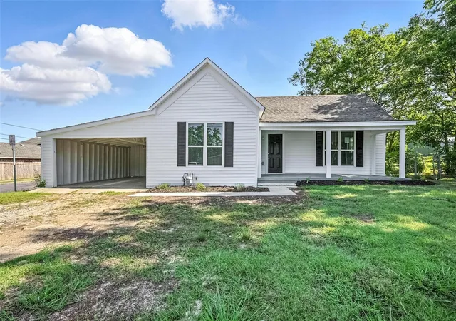 Photo 1 of Single family home for sale at 412 3rd St, Whitesboro, TX 76273 | MLS# 21368226 | Listing updated on 2026-09-10