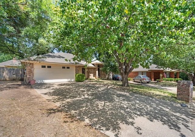 Photo 2 of Sale Pending at 5811 Terra Dr, Arlington, TX 76017 | MLS# 21360725 | Listing updated on 2026-09-11
