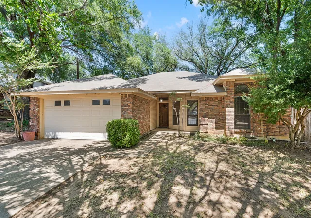 Photo 3 of Sale Pending at 5811 Terra Dr, Arlington, TX 76017 | MLS# 21360725 | Listing updated on 2026-09-11