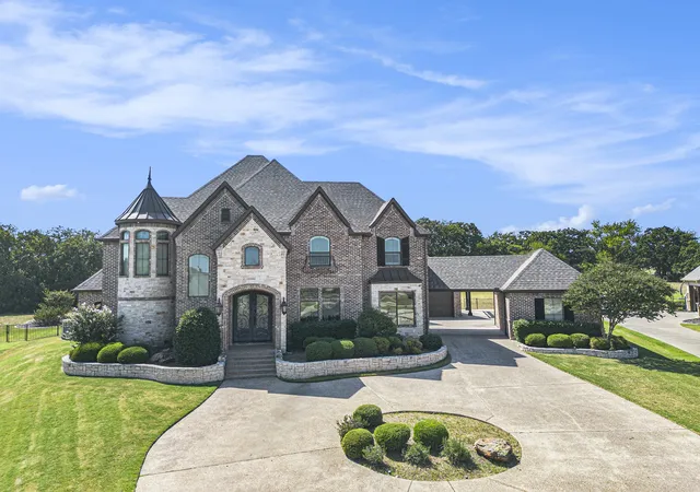 Photo 2 of Single family home for sale at 6909 Heritage Oaks Dr, Mansfield, TX 76063 | MLS# 21368185 | Listing updated on 2026-10-06