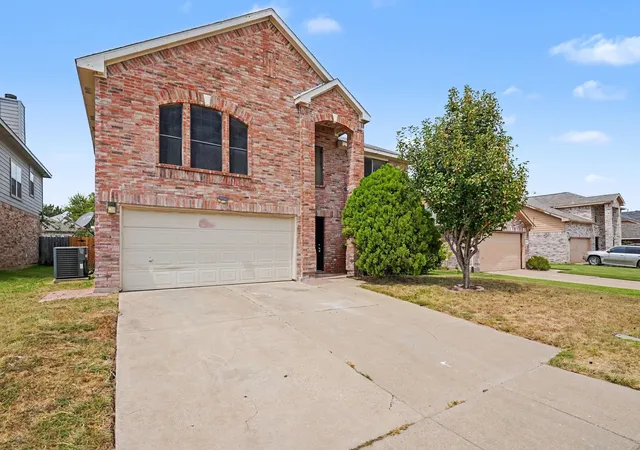 Photo 2 of Single family home for sale at 4800 Sleepy Ridge Cir, Fort Worth, TX 76133 | MLS# 21368448 | Listing updated on 2026-09-12